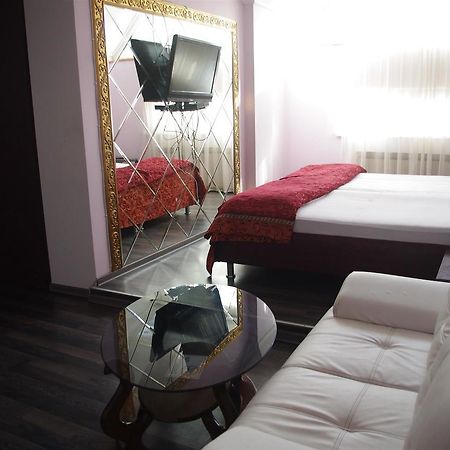 Emperum Nelson Hotel Chişinău Esterno foto