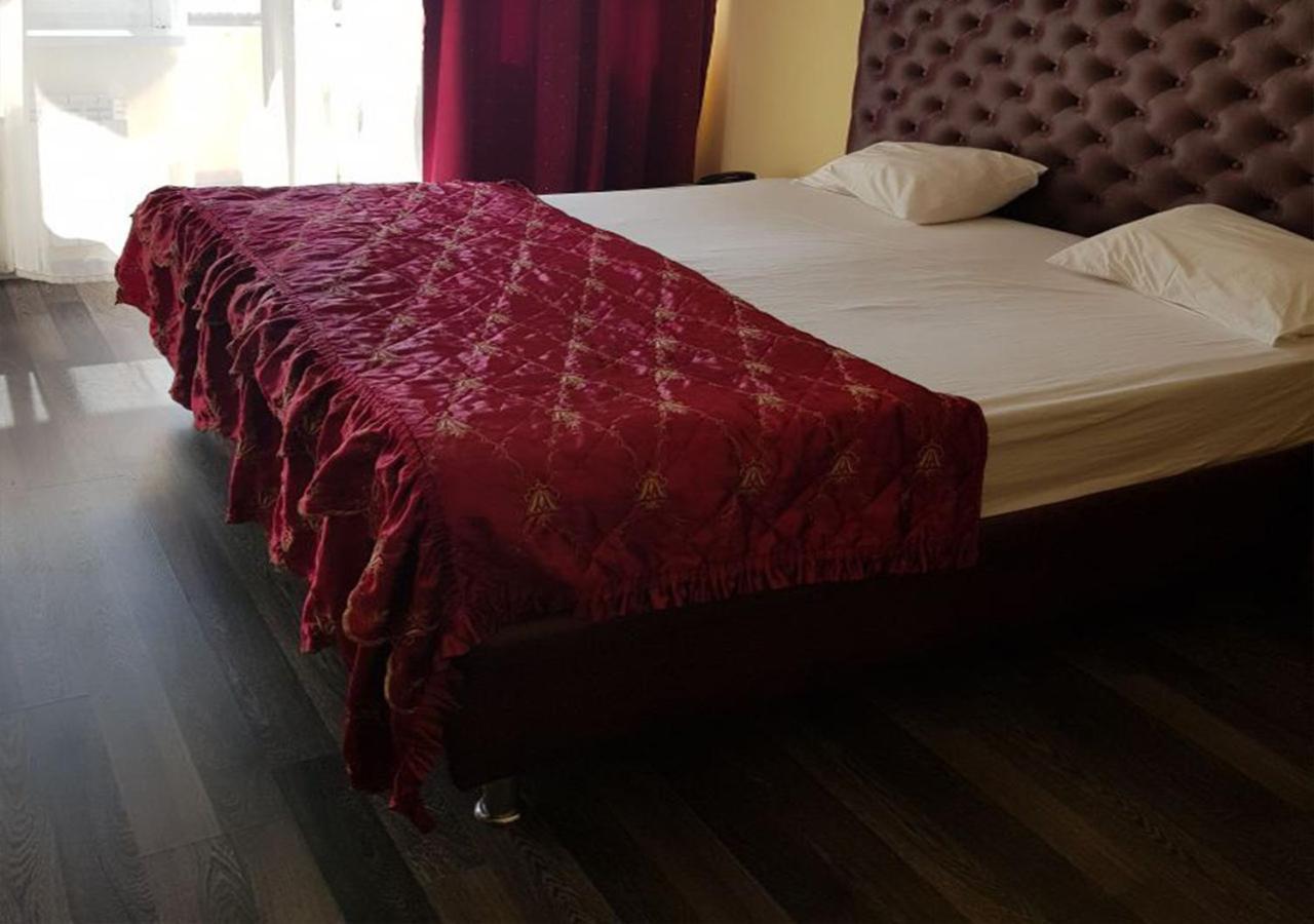Emperum Nelson Hotel Chişinău Esterno foto