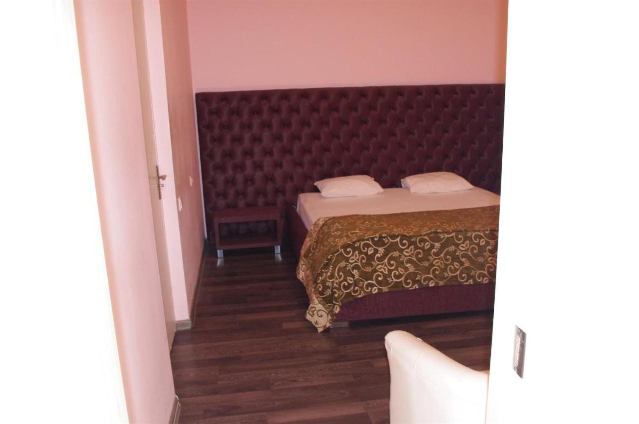 Emperum Nelson Hotel Chişinău Esterno foto