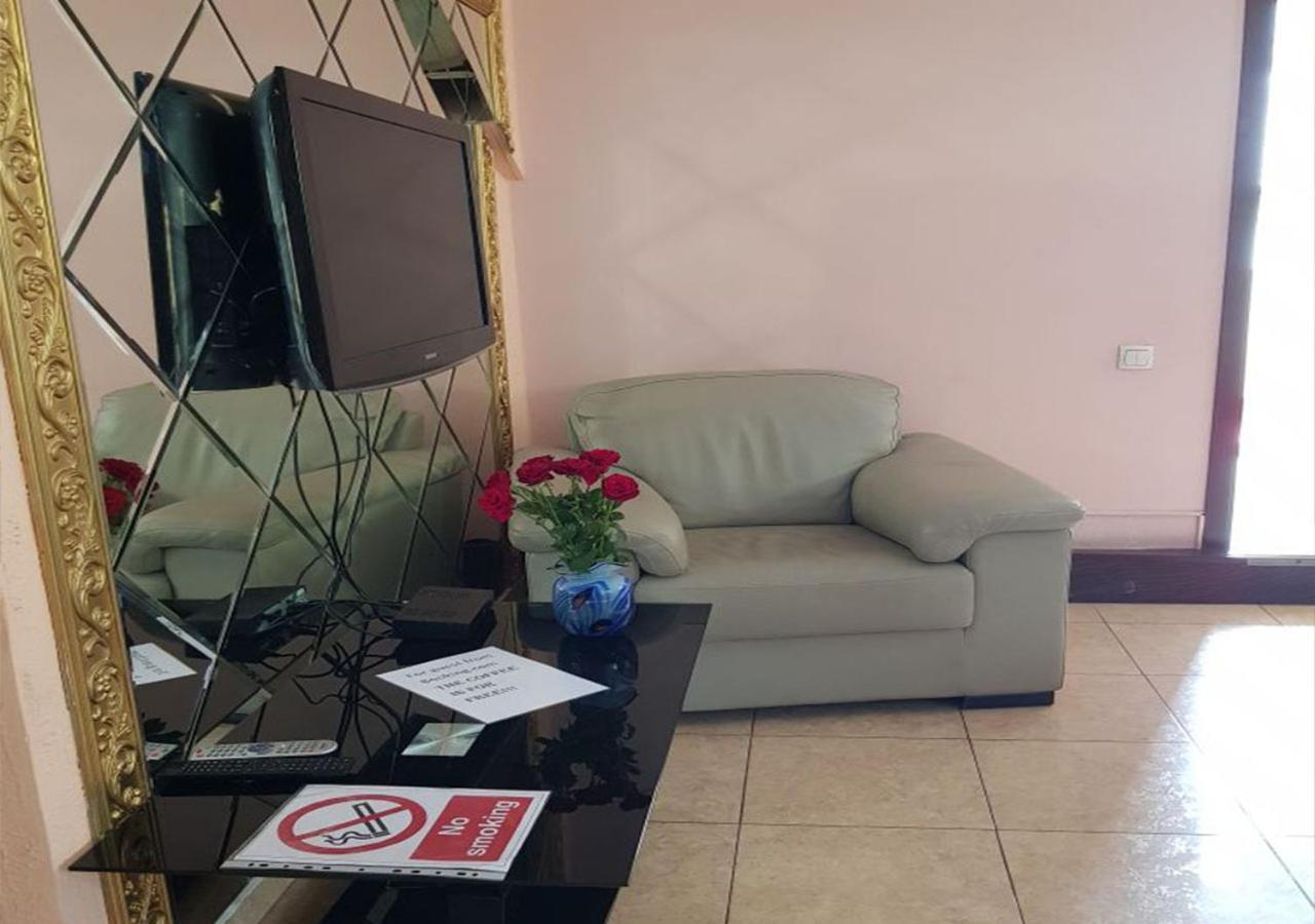 Emperum Nelson Hotel Chişinău Esterno foto