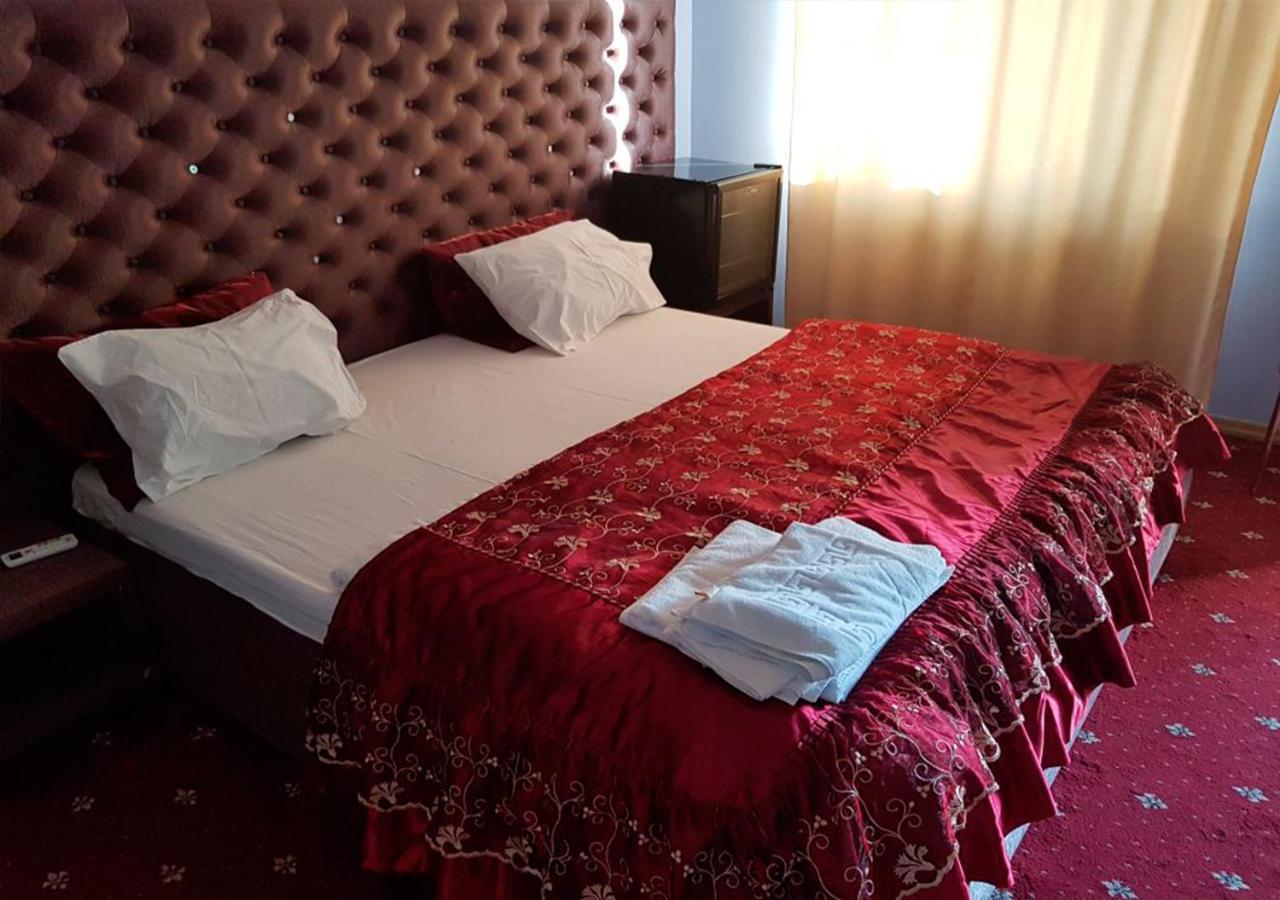 Emperum Nelson Hotel Chişinău Esterno foto